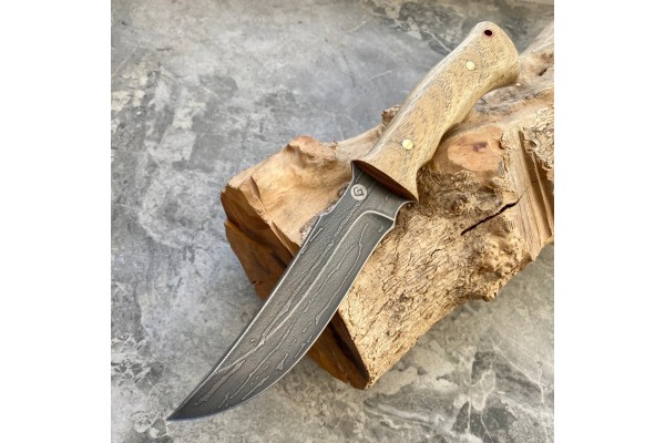 Travel knife made of cast bulat T001